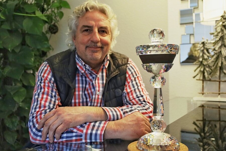 2021 versteigerte Manfred Deckert den Vier-Schanzen-Tournee-Adler, 2022 einen WM-Pokal. Mit den Erlösen unterstützte der ehemalige Weltklasse-Skispringer Menschen, die infolge Corona in Not geraten waren. 