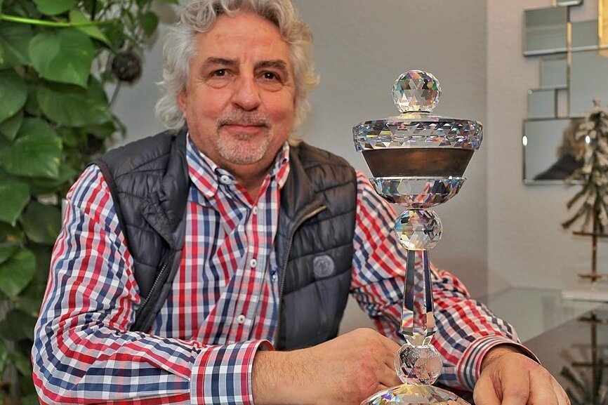 Manfred Deckerts WM-Pokal aus Innsbruck erlöst in Auktion knapp 3000 Euro - 