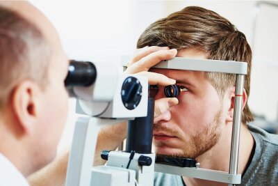 Mangel an Augenarzt-Praxen in Südwestsachsen: Vier Kliniken helfen - Ein Augenarzt untersucht die Sehkraft eines Patienten. Solche Mediziner gibt es in der Region nach wie vor zu wenige.