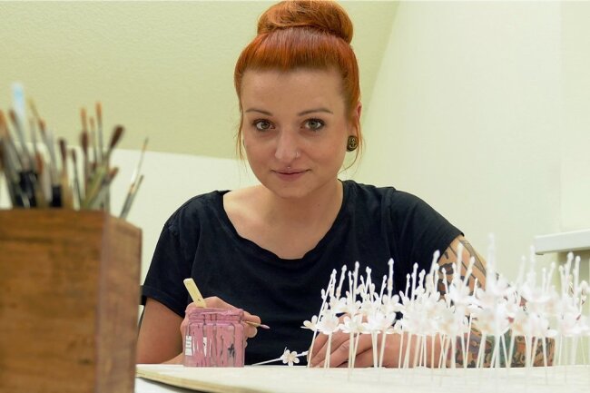 Mangel an Facharbeiternachwuchs bei Holzspielzeugmachern: Eine Friseurin in der Engelschmiede - Die gelernte Friseurin Melanie Fröhlich arbeitet seit 2015 als Malerin bei Wendt & Kühn. 