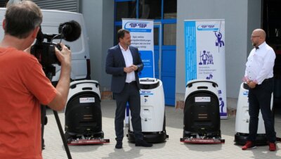 Mangel bei Putzkräften - jetzt müssen es Roboter richten - Tip-Top-Geschäftsführer Niels Pfaff und Marko Hache (rechts), Geschäftsführer der Firma Kenter-Müller, stellen die neuen Geräte am Mittwoch vor Journalisten vor. 
