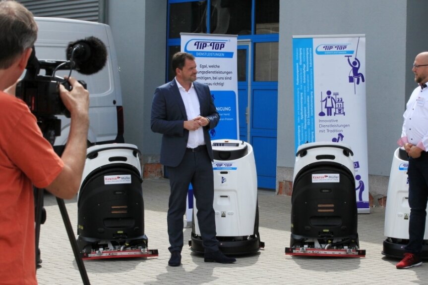 Mangel bei Putzkräften - jetzt müssen es Roboter richten - Tip-Top-Geschäftsführer Niels Pfaff und Marko Hache (rechts), Geschäftsführer der Firma Kenter-Müller, stellen die neuen Geräte am Mittwoch vor Journalisten vor. 