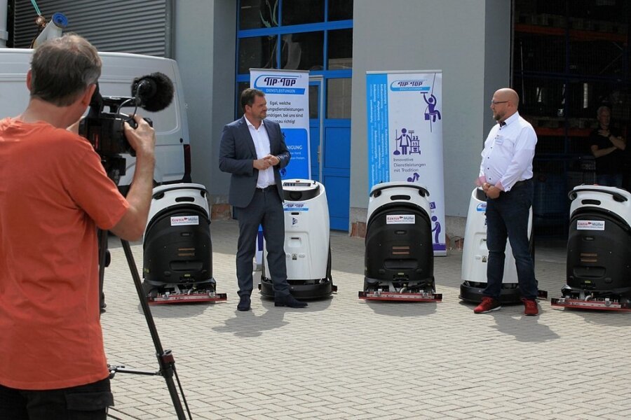 Mangel bei Putzkräften - Zwickauer Firma Tip-Top setzt jetzt Roboter ein - Tip-Top-Geschäftsführer Niels Pfaff und Marko Hache (rechts), Geschäftsführer der Kenter-Müller GmbH, stellen die neuen Geräte am Mittwoch vor Journalisten vor. 