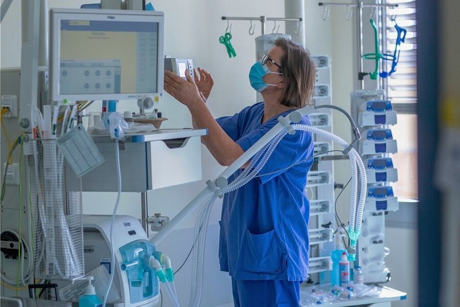 Begehrte Mangelware: Krankenschwester Cornelia Möller prüft ein Beatmungsgerät in einem Zimmer der Intensivstation in der Schweriner Helios-Klinik.