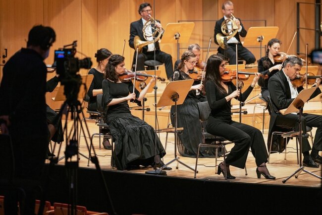 Manifeste des Aufbruchs - Das Eröffnungskonzert der Dresdner Musikfestspiele am Montagabend wurde per Livestream aus dem Kulturpalast übertragen. Auf dem Programm standen die ersten beiden Sinfonien von Robert Schumann. 