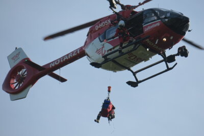 Mann an Kletterfelsen verunglückt - Rettungshubschrauber fliegt Verletzten ins Krankenhaus - Eine Notärztin seilte sich aus dem Rettungshubschrauber ab.