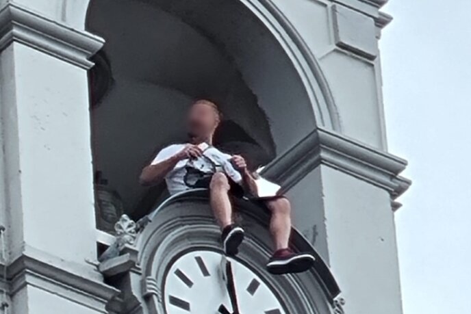 Ein Mann setzte sich beim Sperkenfest Sonntagnachmittag auf die Uhr des Oelsnitzer Rathausturms. OB Mario Horn (CDU) reagierte empört. 