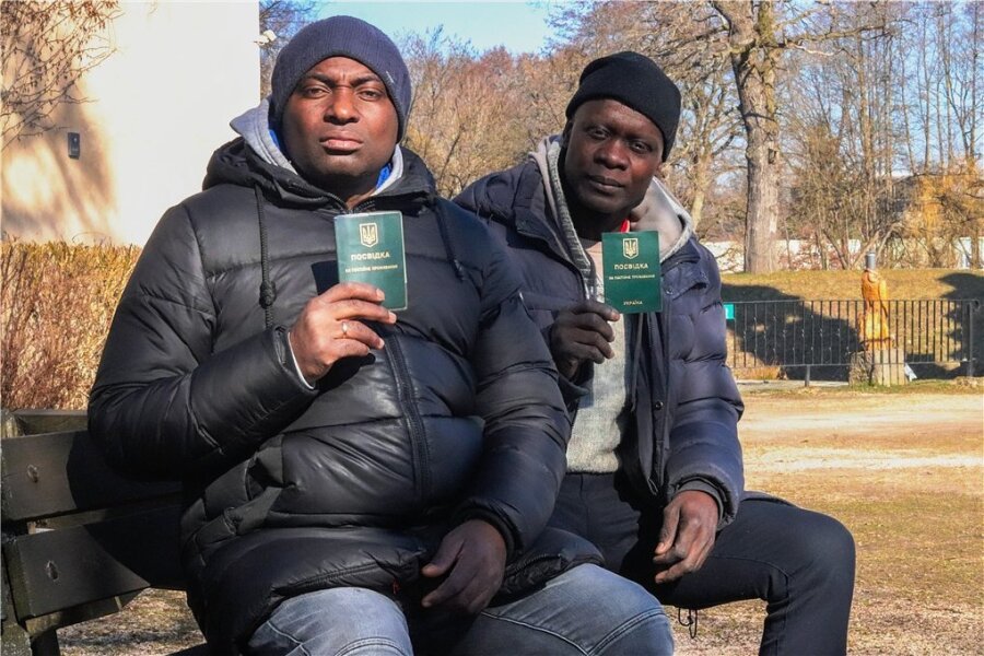 Als dunkelhäutige Menschen mit ghanesischer Herkunft erlebten David (vorn) und Nicholas an der ukrainisch-polnischen Grenze Rassismus. Immerhin: Ihr ghanesischer Pass schützte sie vor dem Kriegsdienst in der Ukraine. Fünf Tage waren sie auf der Flucht.