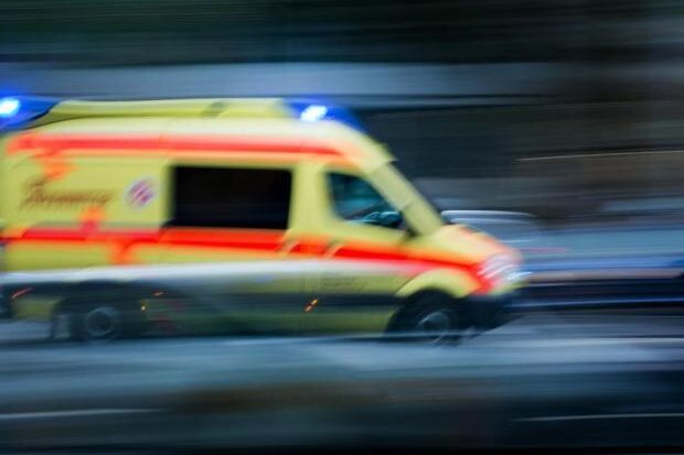 Mann bei Arbeitsunfall in Schwarzenberg schwer verletzt - 