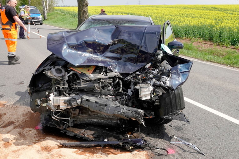 Mann bei Autounfall in Chemnitz schwer verletzt - Bei einem Unfall auf der Neefestraße in Chemnitz wurde ein Autofahrer schwer verletzt. 