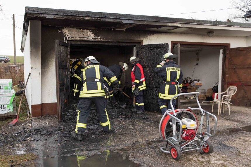 Mann bei Garagenbrand in Langhennersdorf schwer verletzt - Eine Garage an der Hauptstraße in Langhennersdorf hat am Montagvormittag gebrannt.