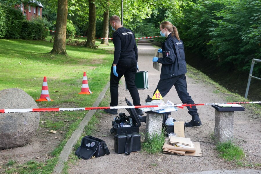 Mann bei SEK-Einsatz in Hamburg erschossen - Ermittler sind nach dem SEK-Einsatz in Hamburg im Einsatz.