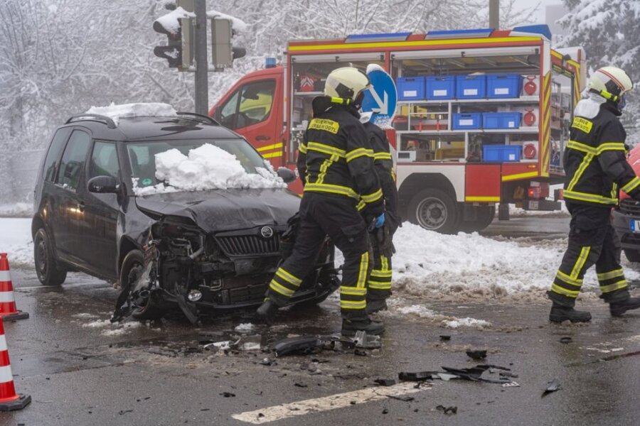 Mann bei Unfall in Auerbach schwer verletzt - 