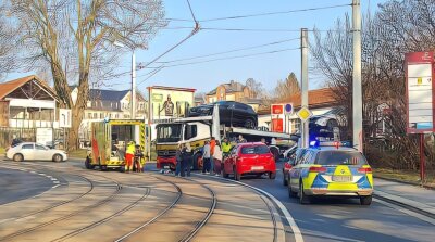 Mann bei Verkehrsunfall schwer verletzt - In Plauen kollidierten ein Transporter und ein Mopedfahrer miteinander. 