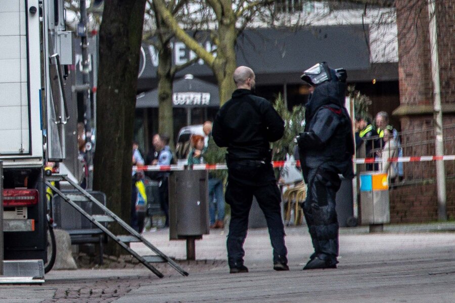 Mann droht in Sparkasse mit Bombe - Einsatzkräfte in einem abgesperrten Bereich in der Innenstadt von Bochum.