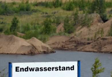 Mann entdeckt Leiche im Zwenkauer See bei Leipzig - Polizei ermittelt - Am Zwenkauer See in Zwenkau, südlich von Leipzig, wurde am Montagmorgen eine Leiche gefunden.