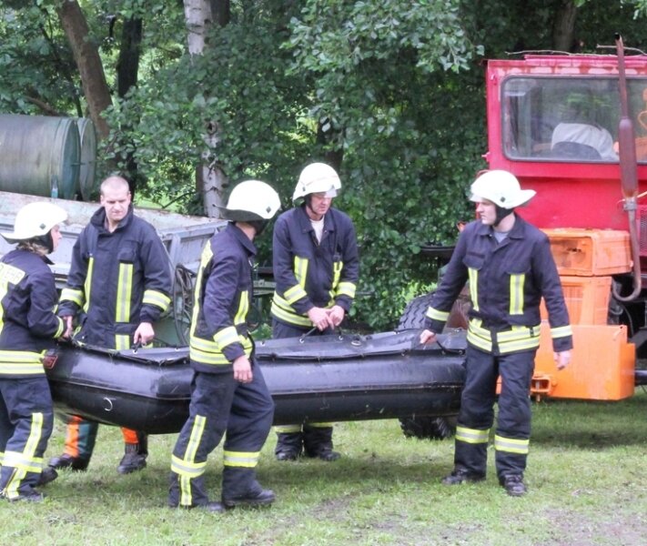 Mann ertrinkt in Fluten - 
              <p class="artikelinhalt">Die Werdauer Feuerwehr, die auch mit einem Schlauchboot im Einsatz war, konnte nicht helfen. </p>
            