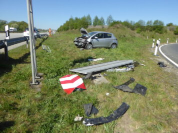 Mann fährt auf A 4 bei Glauchau-Ost in Leitplanke - Kurz nach 9 Uhr hat sich auf der A 4 in Fahrtrichtung Erfurt bei der Abfahrt Glauchau-Ost ein Unfall ereignet.