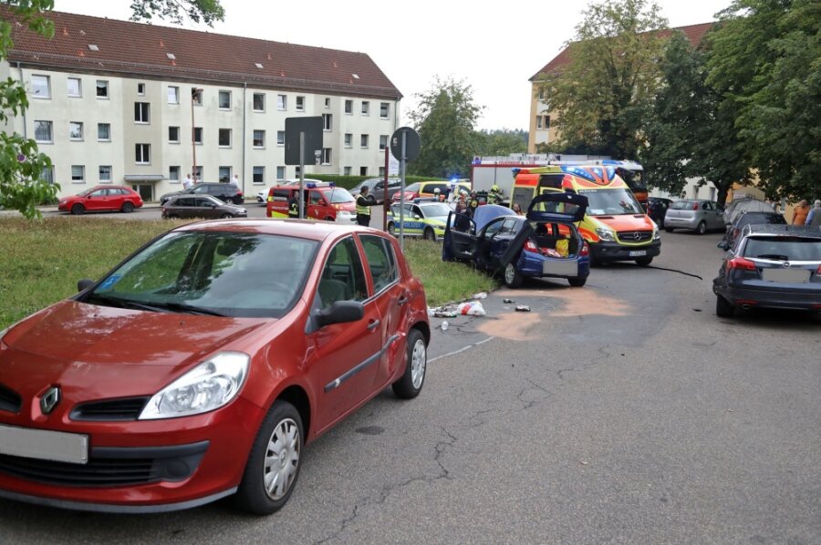 Mann fährt gegen zwei Autos: Ein Verletzter - Auf dem Weg zum Altglascontainer in der Fritz-Heckert-Siedlung in Hohenstein-Ernstthal hat sich am Montag ein Unfall mit drei Autos ereignet. 