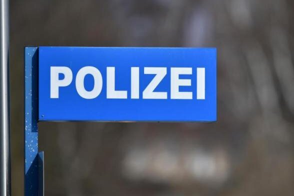 Mann geht Polizei bei Autokontrolle ins Netz - Bei der Kontrolle eines Audi-Kennzeichens ist der Polizei am Montagabend in Plauen ein Mann ins Netz gegangen, der zur Verhaftung ausgeschrieben war. 