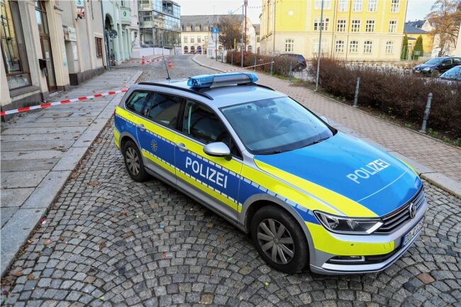 Mann in Aue bewusstlos geschlagen: Tatverdächtiger sitzt weiter in U-Haft - Die Polizei sperrte den Bereich um die Schulbrücke am Neujahrstag weiträumig ab.