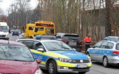 Mann in gestohlenem Kia mit Straßensperre auf B 173 gestoppt - Am Freitagvormittag haben mehrere Polizeifahrzeuge auf der B 173 in Oberlungwitz einen Kia Sorento gestoppt.