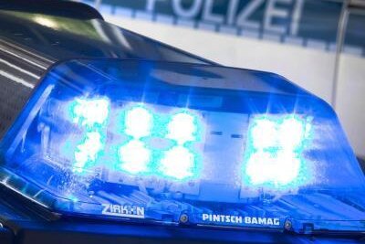 Mann in Lunzenau angefahren und einfach weiter gedüst: Polizei ermittelt Fahrer - (Symbolbild)