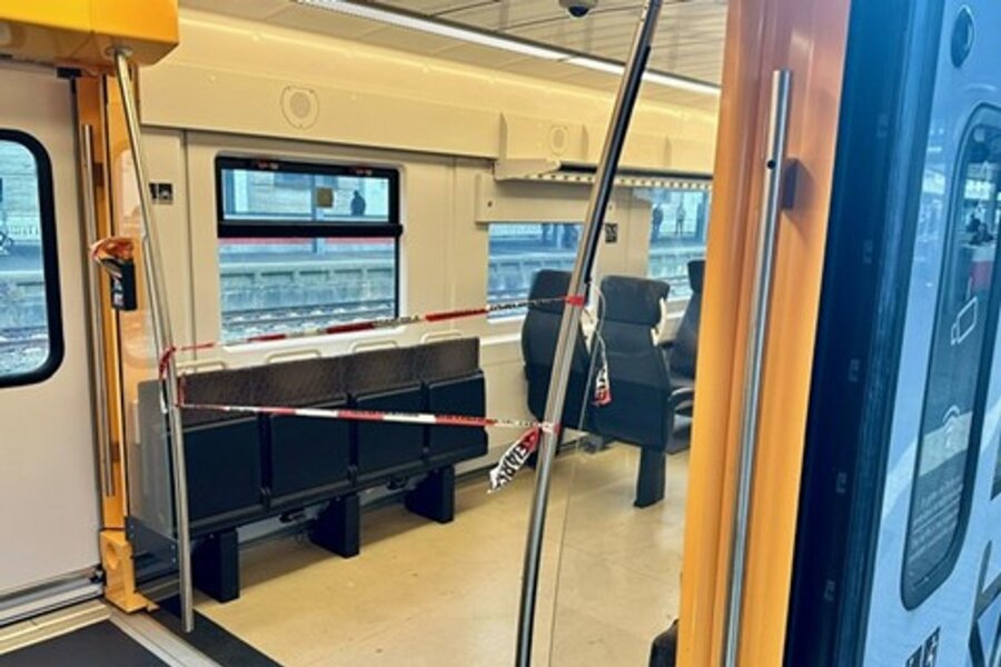 Mann in Zug mit Messer verletzt - Tatverdächtiger in U-Haft - Die Spurensicherung hat ein Abteil einer Regionalbahn abgesperrt: Bei einer Messerattacke im Saarland ist ein 21 Jahre alter Mann verletzt worden.