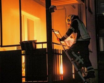 Mann legt Feuer auf dem Balkon - Flammen auf einem Balkon in einer Wohnung im Chemnitzer Lutherviertel. Eine Frau musste mit Verdacht auf Rauchgasvergiftung ins Krankenhaus gebracht werden. 