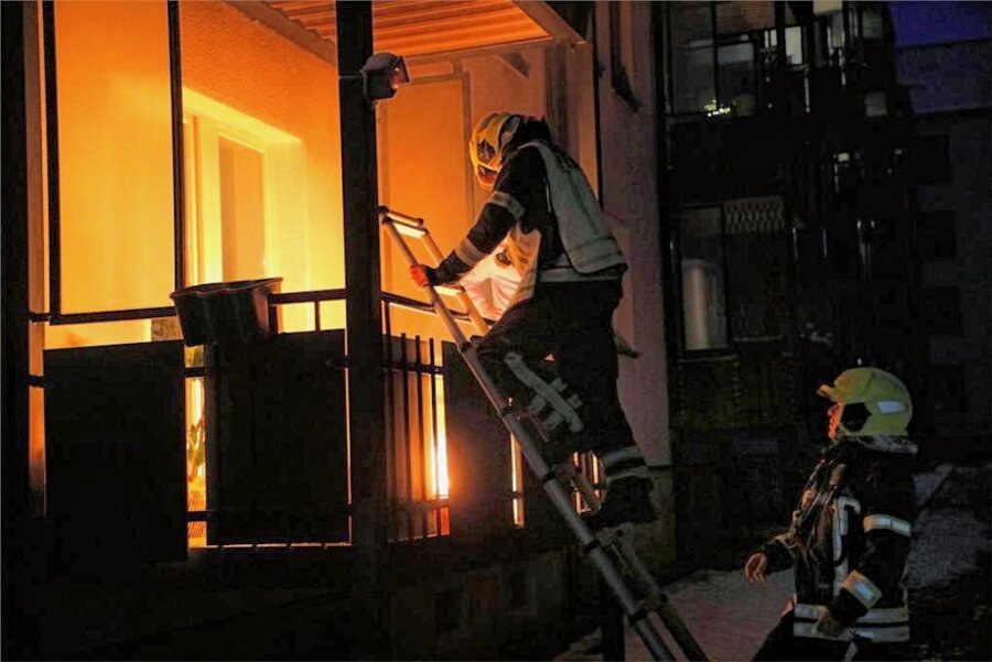 Mann legt in Chemnitz Feuer auf Balkon - Nachbarin muss ins Krankenhaus - Flammen auf einem Balkon in einer Wohnung im Chemnitzer Lutherviertel. Eine Frau musste mit Verdacht auf Rauchgasvergiftung ins Krankenhaus gebracht werden. 