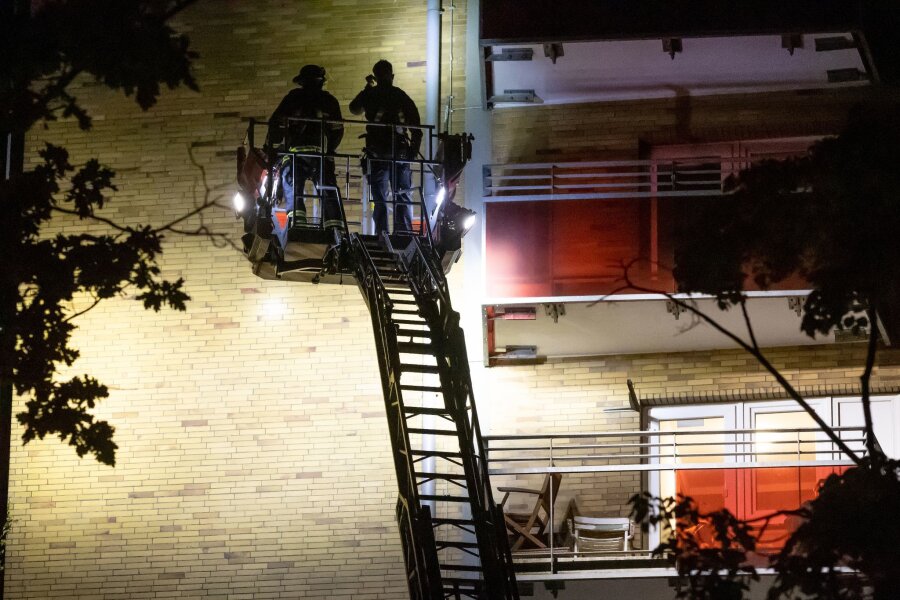 Mann mit Schreckschusswaffe löst Großeinsatz aus - Einsatzkräfte auf einer Drehleiter an einem Hochhaus im Stadtteil Altona, nachdem ein Mann mit einer Schusswaffe einen Großeinsatz ausgelöst hat.