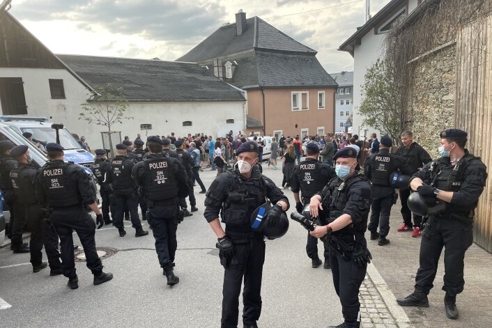 Mann nach Angriff auf Polizei in Zwönitz verurteilt - Am 10. Mai 2021 sicherten zahlreiche Polizisten die Heinrich-Heine-Straße in Zwönitz. 