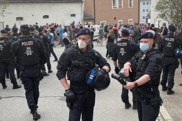 Mann nach Angriff auf Polizei in Zwönitz verurteilt - Am 10. Mai 2021 sicherten zahlreiche Polizisten die Heinrich-Heine-Straße in Zwönitz. 