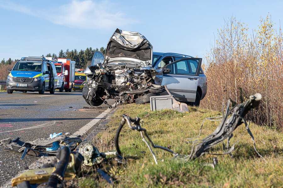Mann nach Auto-Unfall auf S 299 bei Treuen verstorben - Ein Fiatfahrer (66), der am Samstagmorgen einen schweren Autounfall auf der S 299 bei Treuen verursacht hatte, ist seinen Verletzungen erlegen.