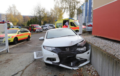 Mann nach Verkehrsunfall im Heckertgebiet schwer verletzt - Ein 66-Jähriger verlor am Samstagmorgen in Chemnitz die Kontrolle über seinen Pkw.