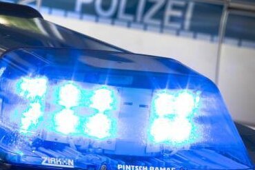 Mann schlägt in Plauen mit Metallsichel nach Passanten - Ein Mann hat in Plauen mit einer Metallsichel nach Passanten geschlagen.