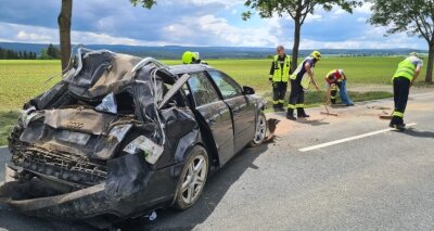 Mann schwer verletzt - Ein 28-Jähriger wurde am Mittwochmittag bei einem Unfall auf der altenB 173 nahe Thoßfell schwer verletzt.