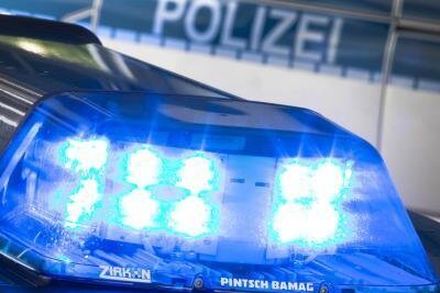 Mann soll Personen mit Waffe bedroht haben - Ein Mann (33) wird verdächtigt, in Zwickau auf offener Straße zwei Personen mit einer Waffe bedroht zu haben. 