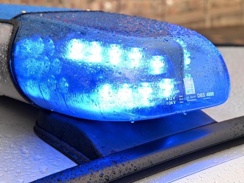 Mann soll Zugbegleiter in Dresdner S-Bahn gewürgt haben -  
          Ein Streifenwagen der Polizei mit eingeschaltetem Blaulicht.