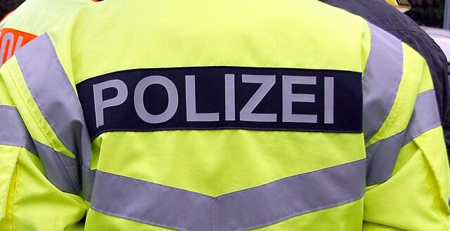 Mann steuert Auto in Fußgängergruppe - 