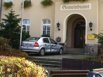 Mann steuert gegen Gemeindehausmauer in Hohndorf/Erzgebirge - Bei einem Unfall in Hohndorf verpasste ein Opel-Fahrer knapp die Eingangstür des Gemeindehauses.