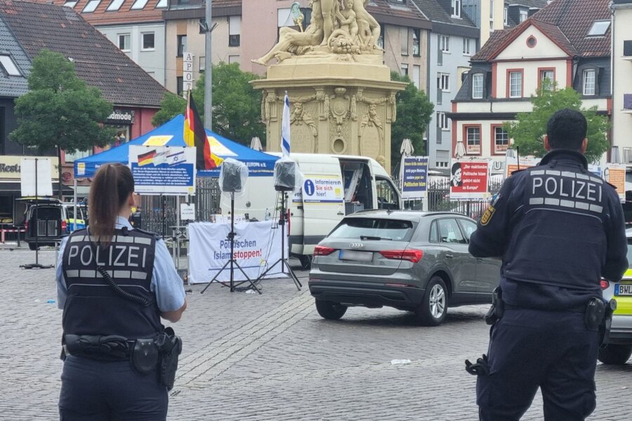 Mann sticht auf Menschen ein - politisches Motiv? - Einsatzkräfte der Polizei sind auf dem Mannheimer Marktplatz im Einsatz.