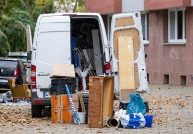 Mann stiehlt aus Versehen Transporter für Umzug - Möbel und Umzugskartons stehen vor einem Transporter an einem Wohnhaus in Leipzig. (Symbolbild)