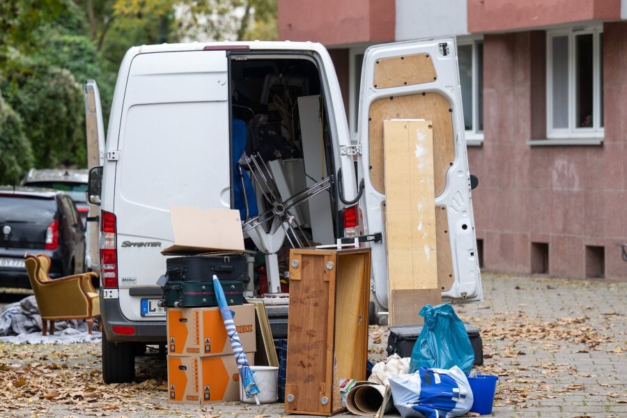 Mann stiehlt aus Versehen Transporter für Umzug - Möbel und Umzugskartons stehen vor einem Transporter an einem Wohnhaus in Leipzig. (Symbolbild)