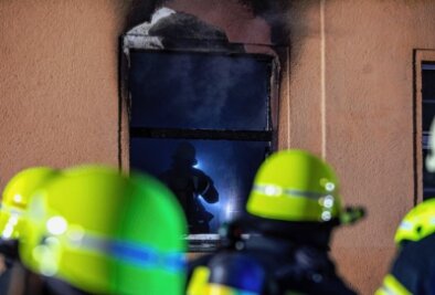 Mann stirbt bei Brand in Wohnhaus - Das Feuer soll in einer Erdgeschosswohnung ausgebrochen sein. Dort gab es während der Löscharbeiten eine Verpuffung, vermutlich ausgelöst durch Sauerstoffflaschen.