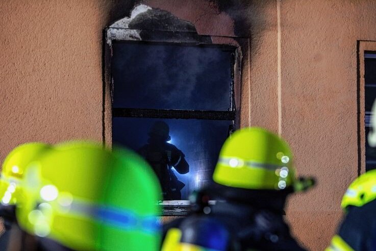 Mann stirbt bei Brand in Wohnhaus - Das Feuer soll in einer Erdgeschosswohnung ausgebrochen sein. Dort gab es während der Löscharbeiten eine Verpuffung, vermutlich ausgelöst durch Sauerstoffflaschen.