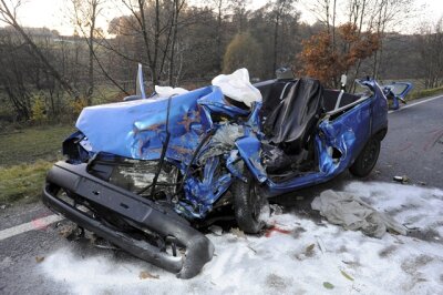 Bei einem schweren Verkehrsunfall am Mittwochnachmittag auf der B 94 zwischen Lengenfeld und Rodewisch ist ein Mann ums Leben gekommen, zwei weitere in den Zusammenstoß von zwei Autos verwickelte Personen wurden schwer verletzt.