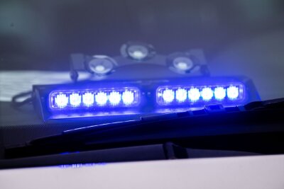 Mann stürzt beim Klettern am Berzdorfer See ab - Ein Blaulicht leuchtet unter der Frontscheibe eines Einsatzfahrzeugs der Polizei.