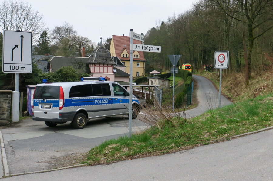 Mann stürzt mit Rollator in Floßgraben - Ein älterer Mann ist am Mittwoch in Aue mit seinem Elektrorollator in den Floßgraben gestürzt.