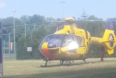 Leserfoto: Eine Mittweidaerin hat den Hubschrauber, der heute im Freibad in Mittweida gelandet war, fotografiert.